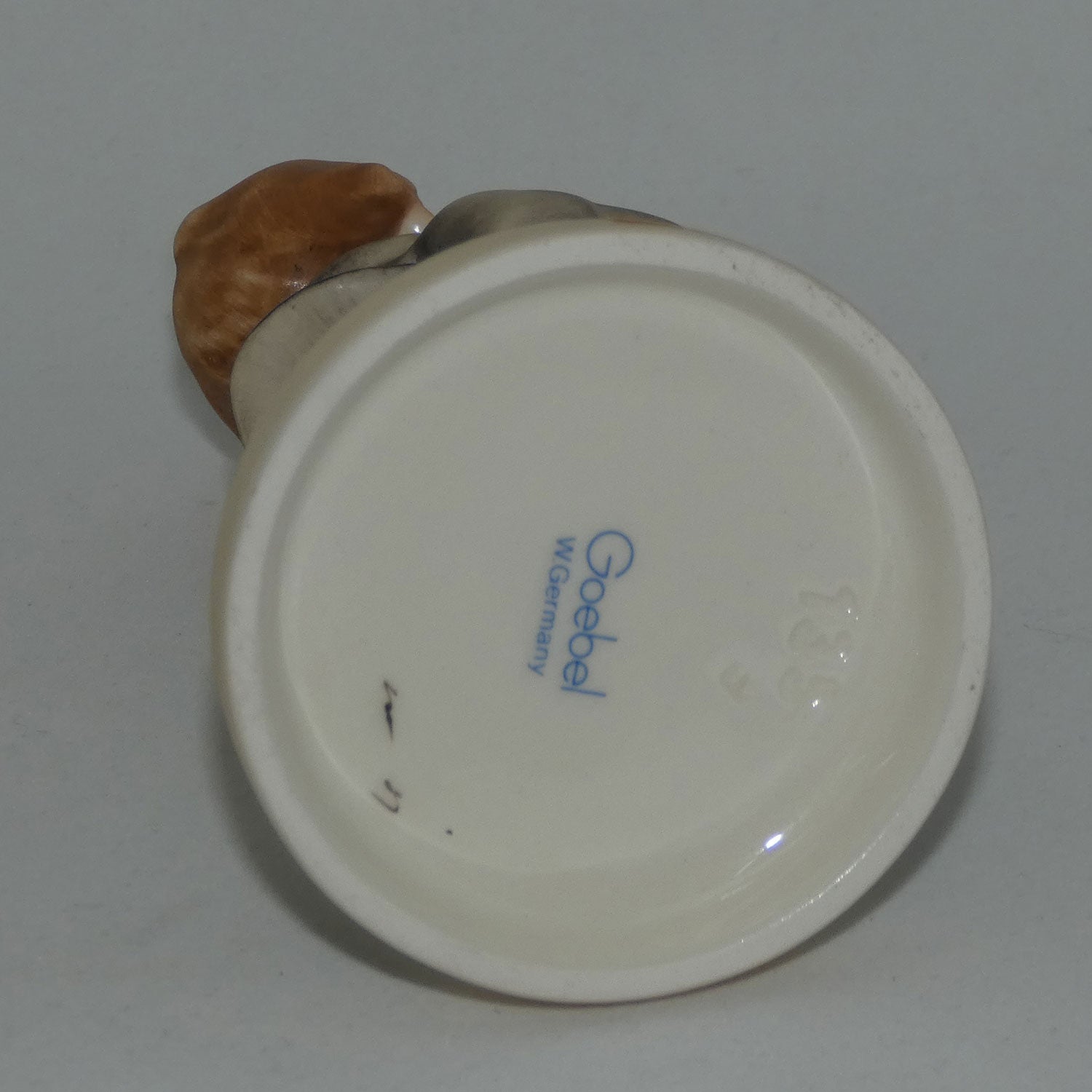 hum135-mi-hummel-figure-soloist