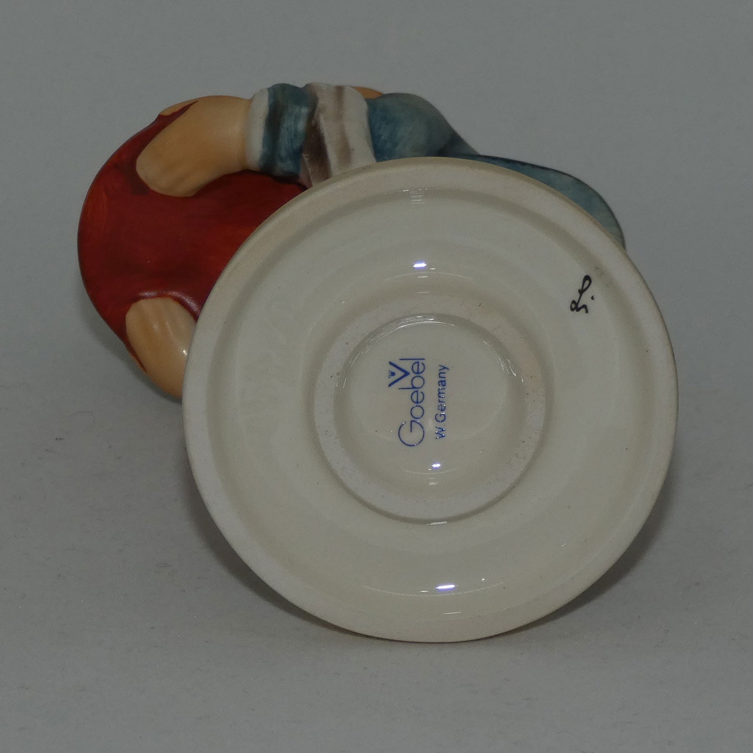 hum154-0-mi-hummel-figure-waiter