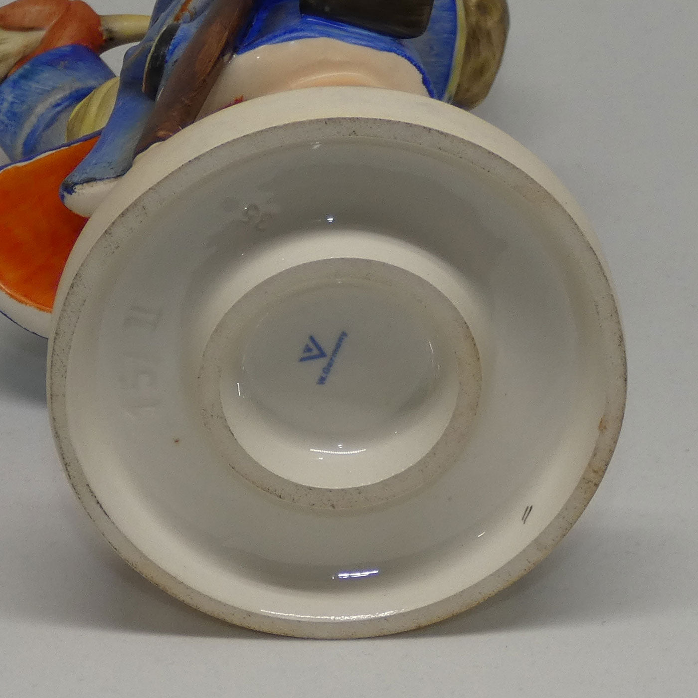 hum15-ii-mi-hummel-figure-hear-ye-hear-ye