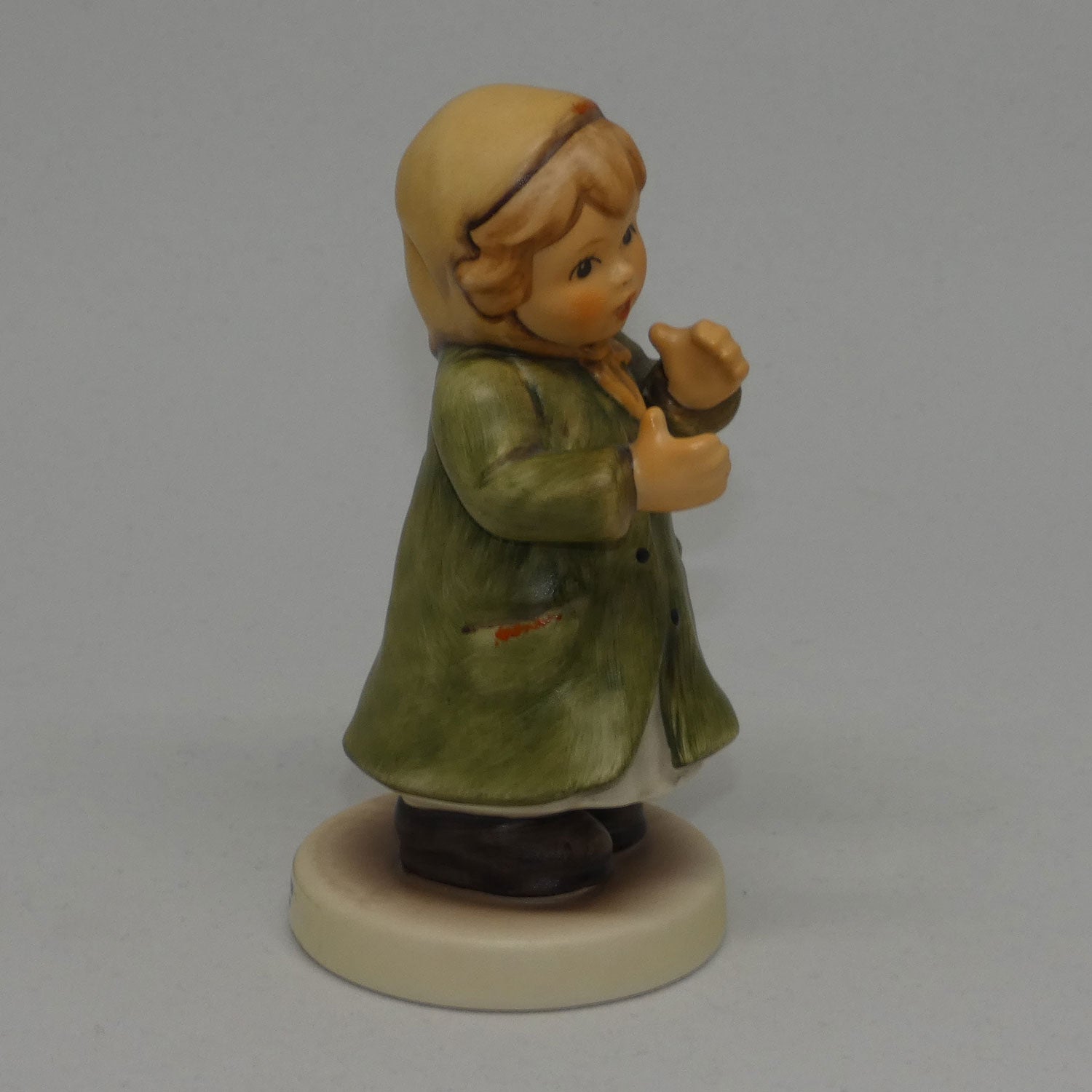 hum2183-mi-hummel-figure-keeping-time