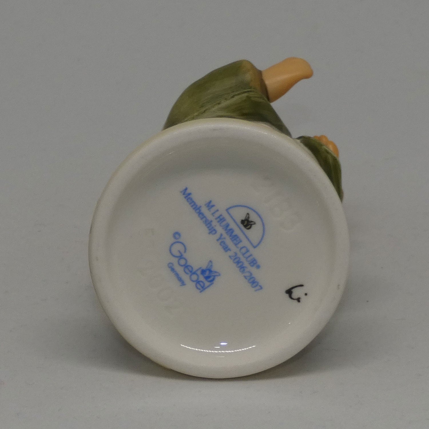 hum2183-mi-hummel-figure-keeping-time