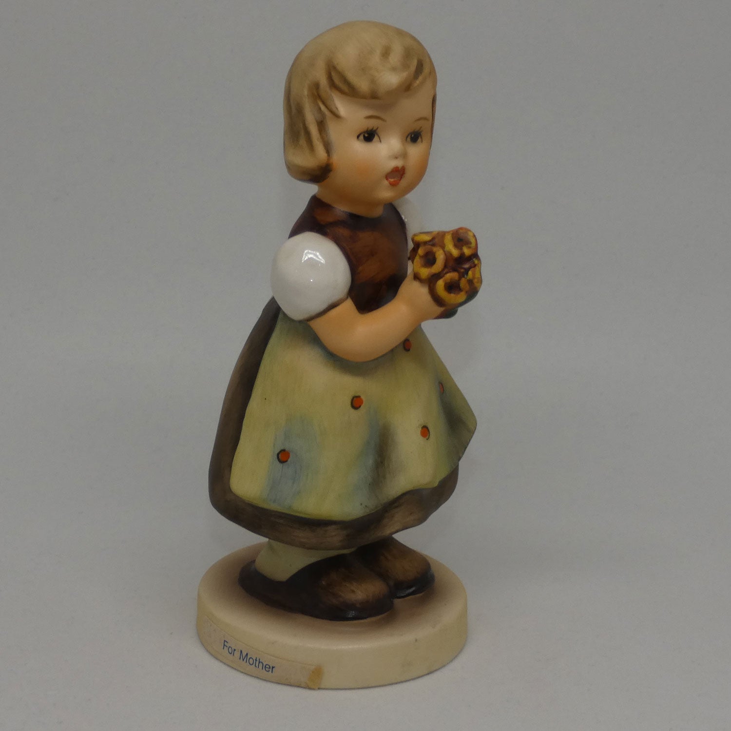 hum257-mi-hummel-figure-for-mother