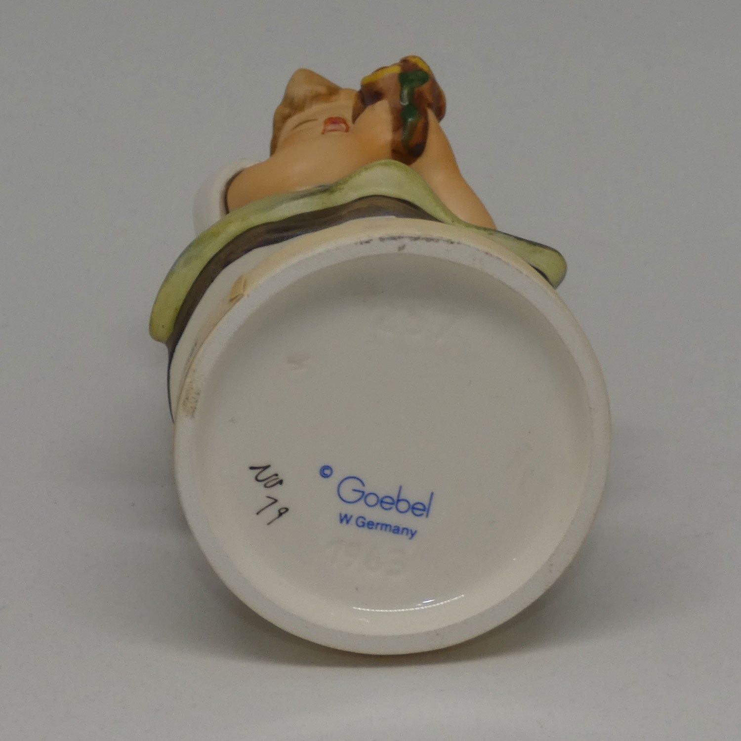 hum257-mi-hummel-figure-for-mother