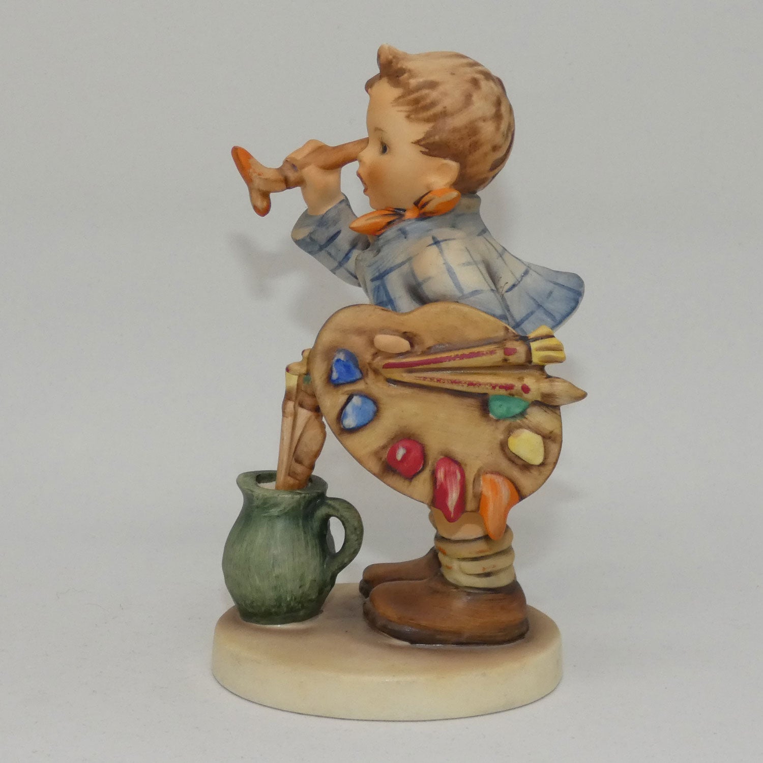 hum304-mi-hummel-figure-the-artist