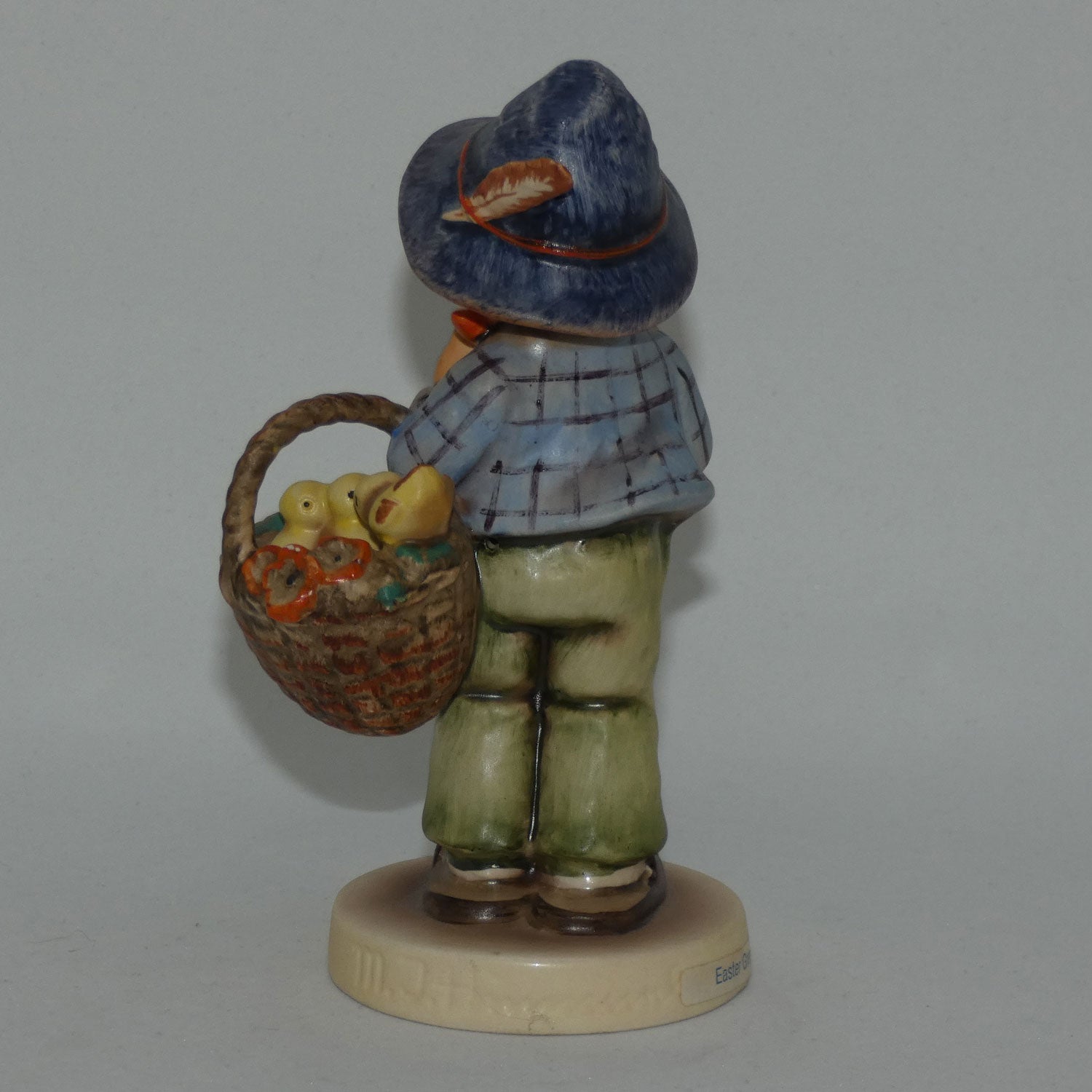 hum378-mi-hummel-figure-easter-greetings