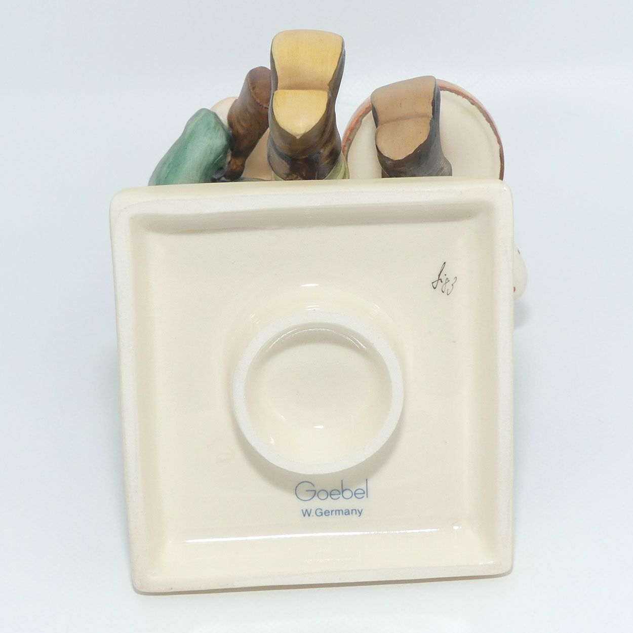 hum50-i-mi-hummel-figure-volunteers