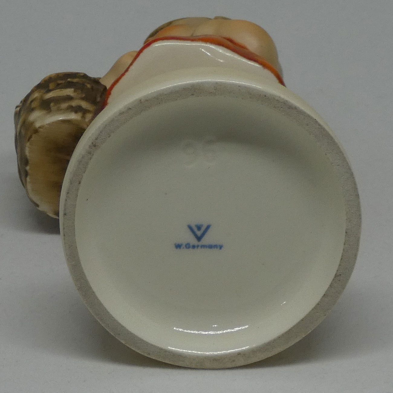 hum96-mi-hummel-figure-little-shopper-tmk4