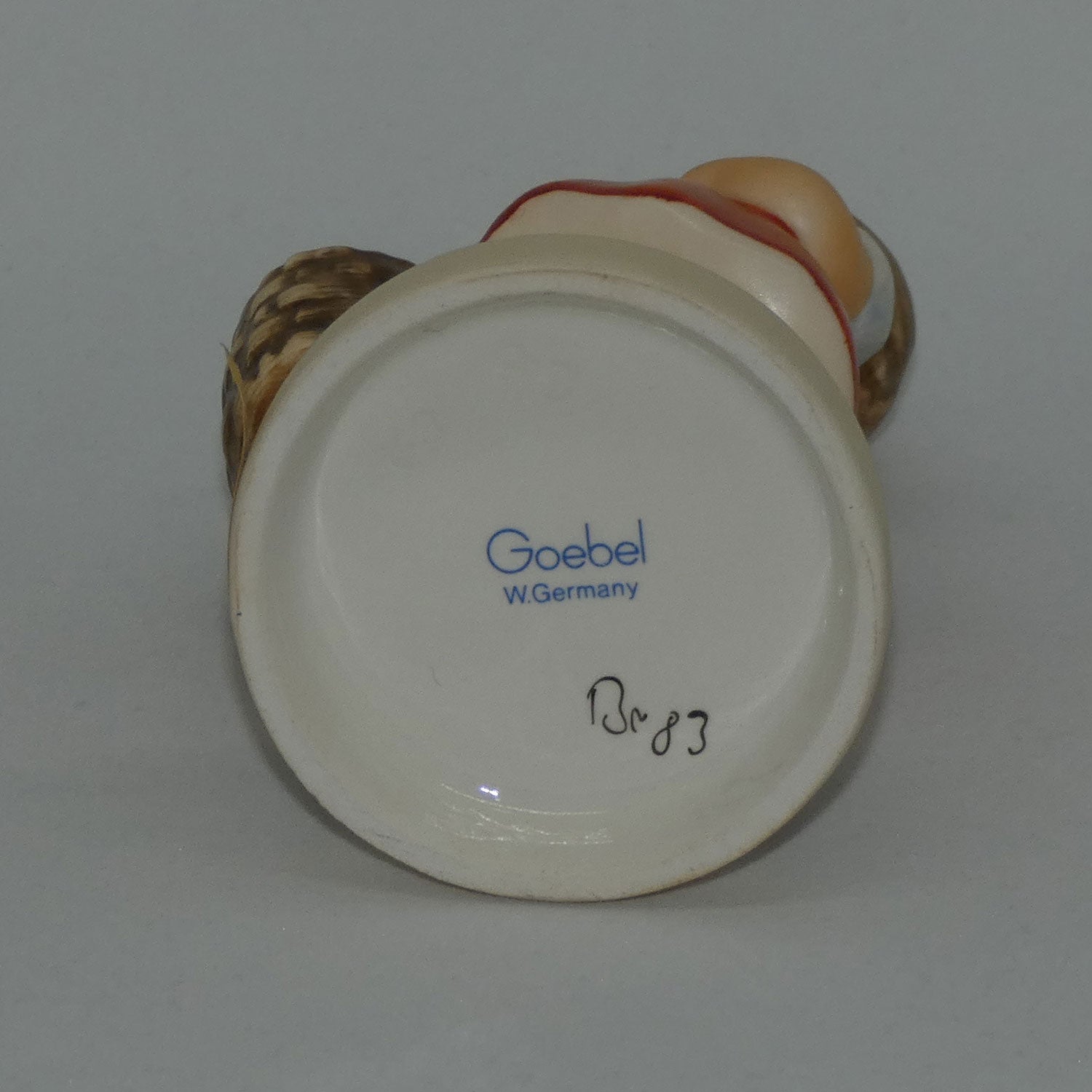 hum96-mi-hummel-figure-little-shopper