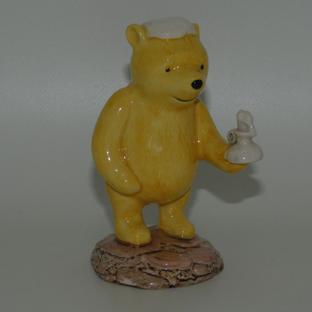 royal-doulton-winnie-the-pooh-wp11-winnie-lights-the-candle