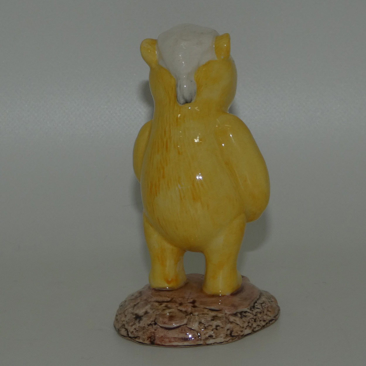 royal-doulton-winnie-the-pooh-wp11-winnie-lights-the-candle