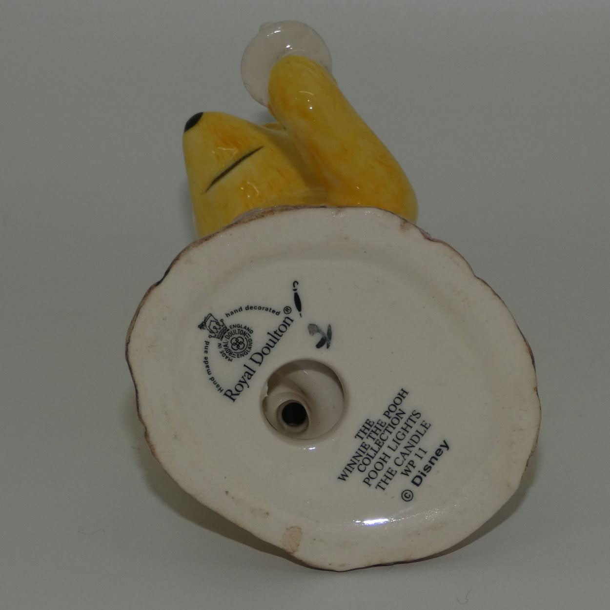 royal-doulton-winnie-the-pooh-wp11-winnie-lights-the-candle
