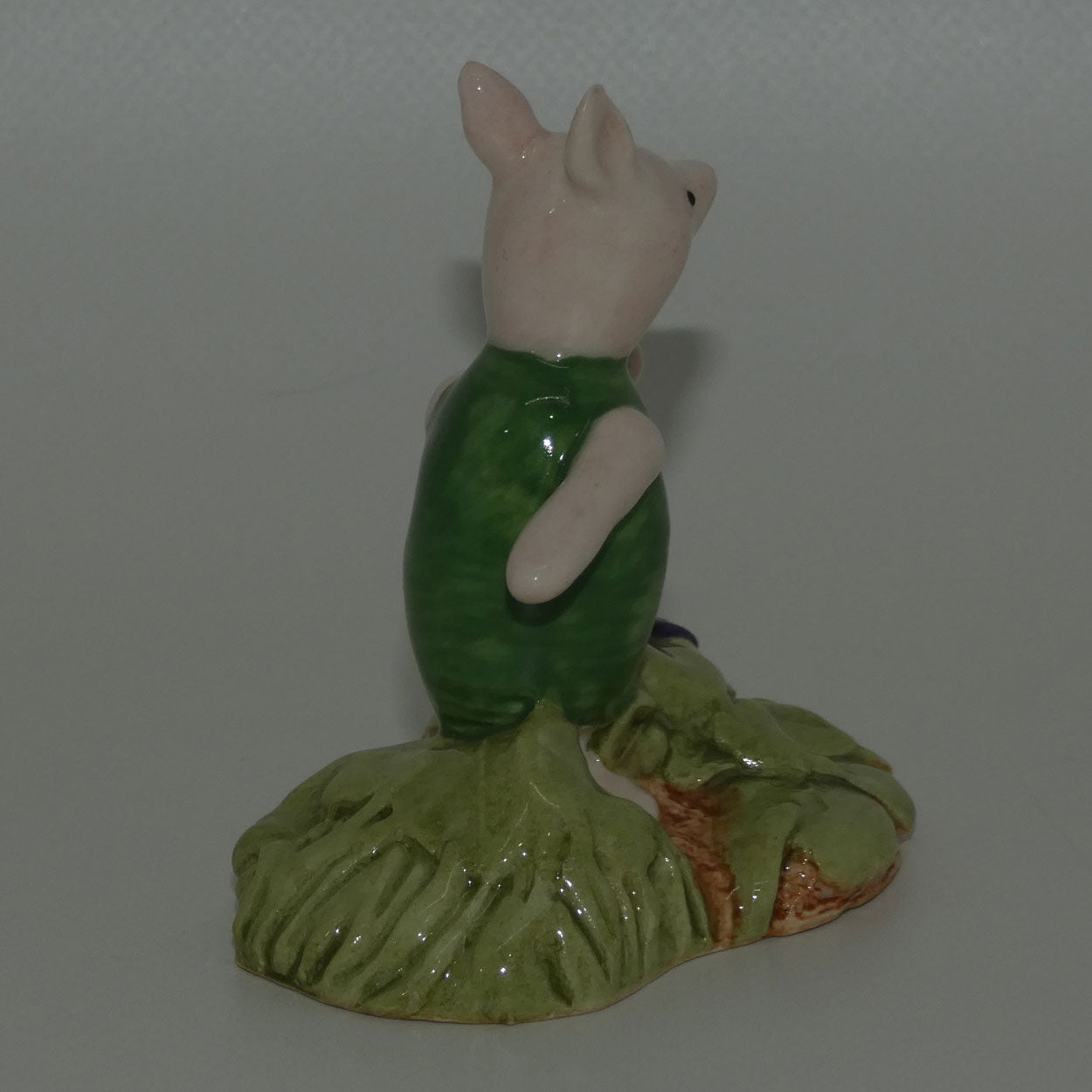 royal-doulton-winnie-the-pooh-wp13-piglet-picking-the-violets