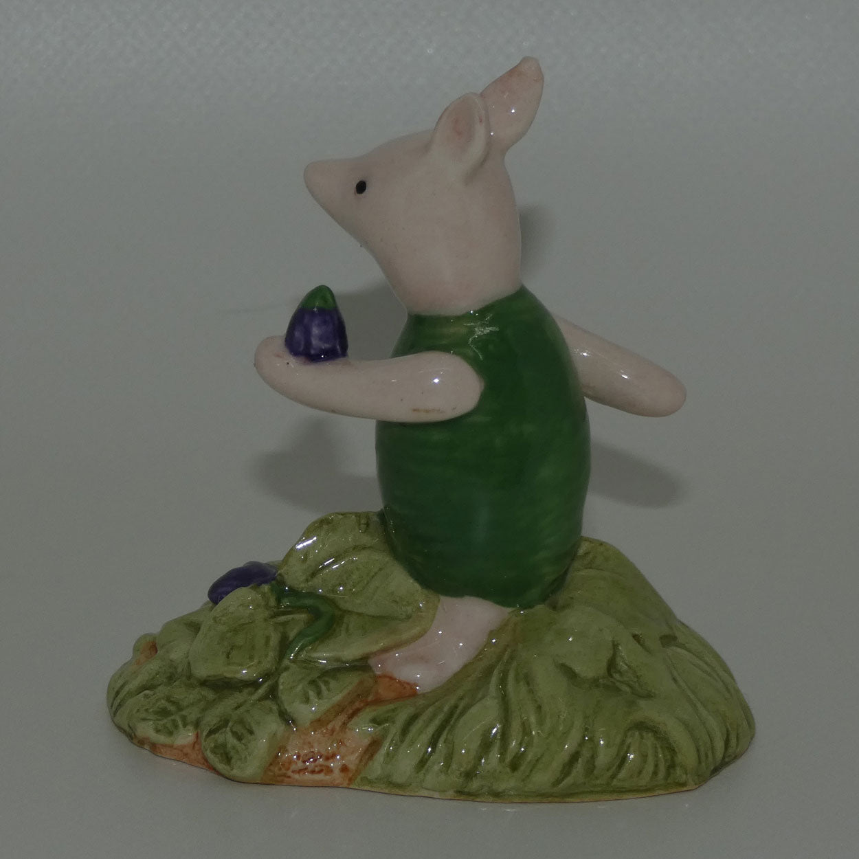 royal-doulton-winnie-the-pooh-wp13-piglet-picking-the-violets