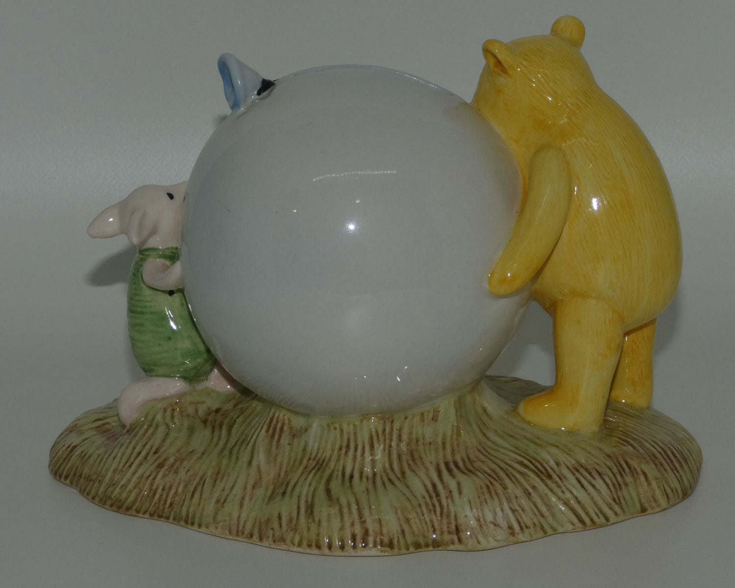royal-doulton-winnie-the-pooh-wp16-poohs-blue-balloon-money-box