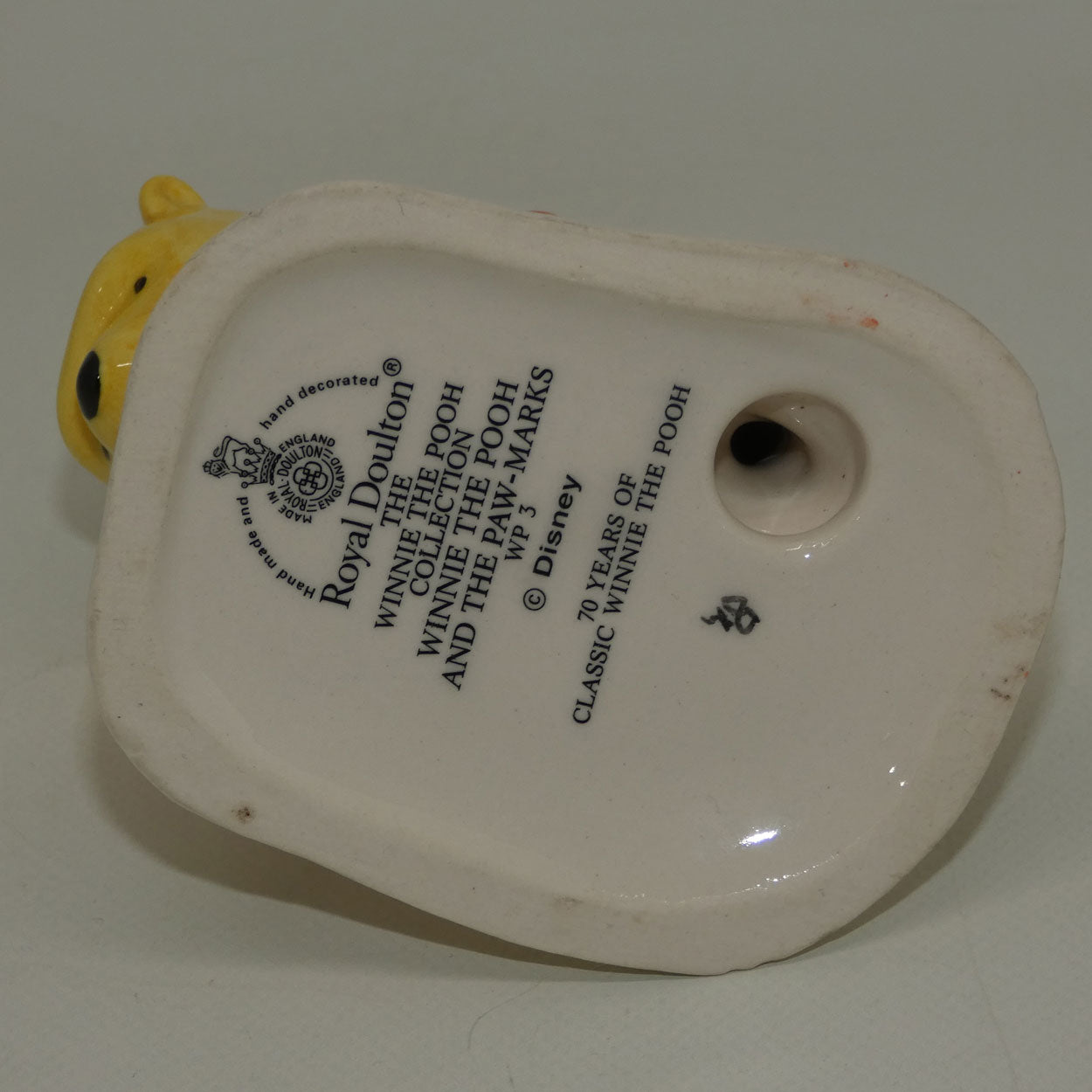 royal-doulton-winnie-the-pooh-wp3-winnie-the-pooh-and-the-paw-marks