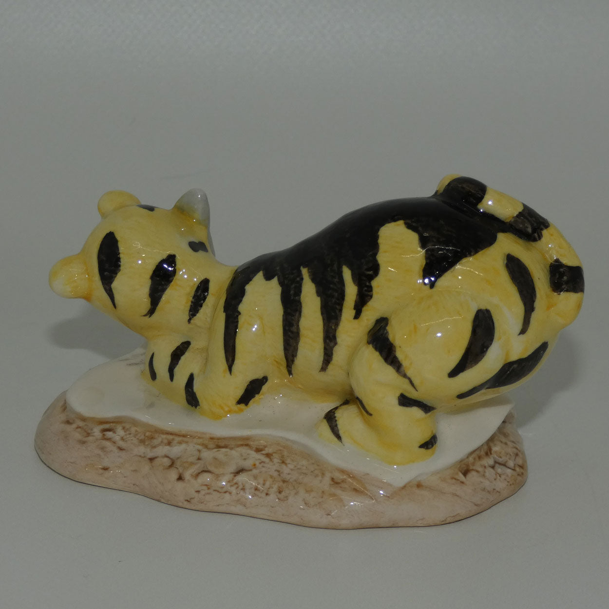 royal-doulton-winnie-the-pooh-wp6-tigger-signs-the-rissolution