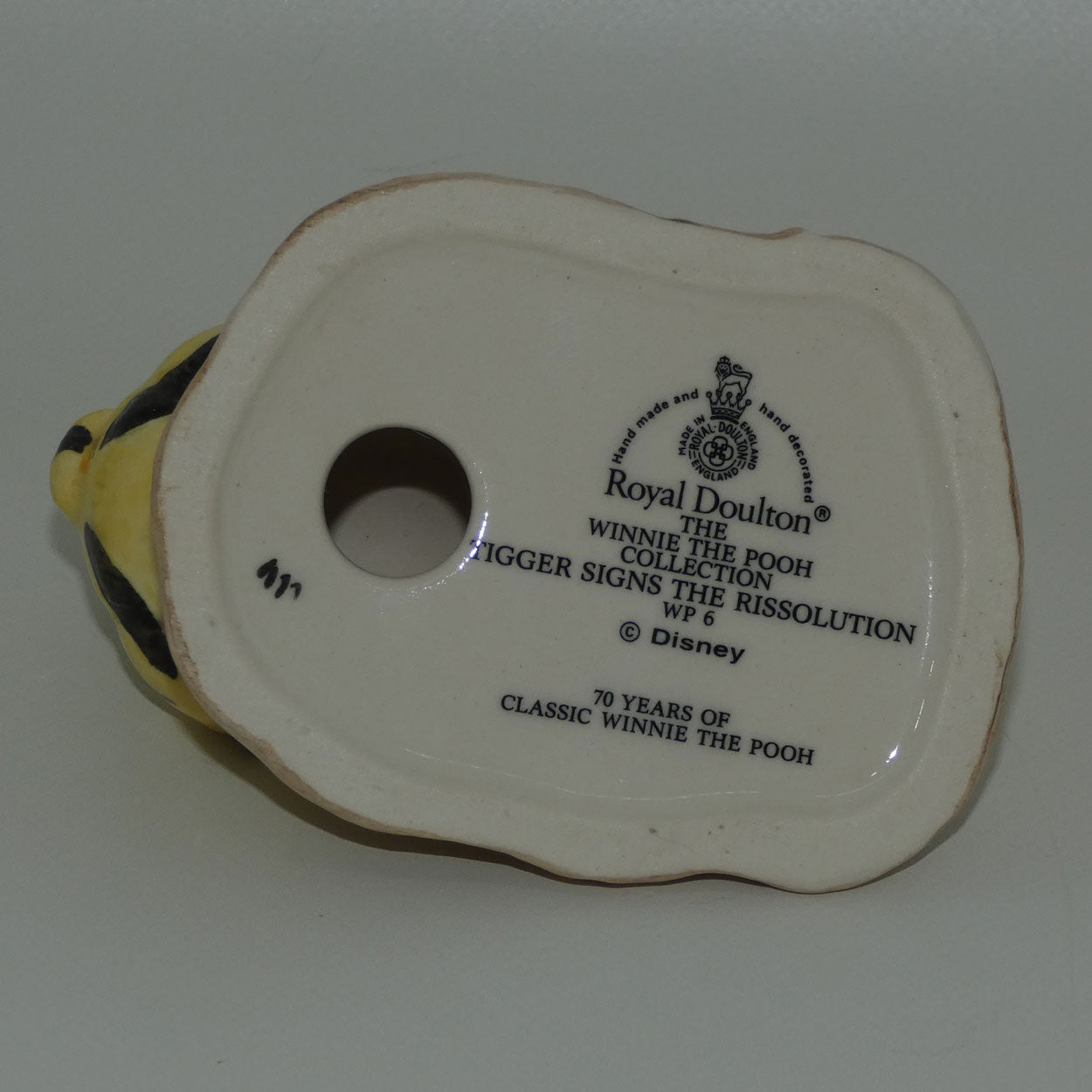 royal-doulton-winnie-the-pooh-wp6-tigger-signs-the-rissolution