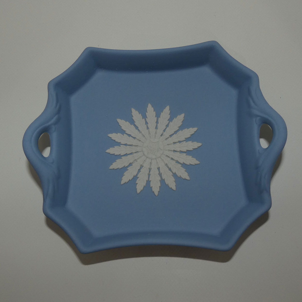 wedgwood-jasper-white-on-pale-blue-athens-handled-tray