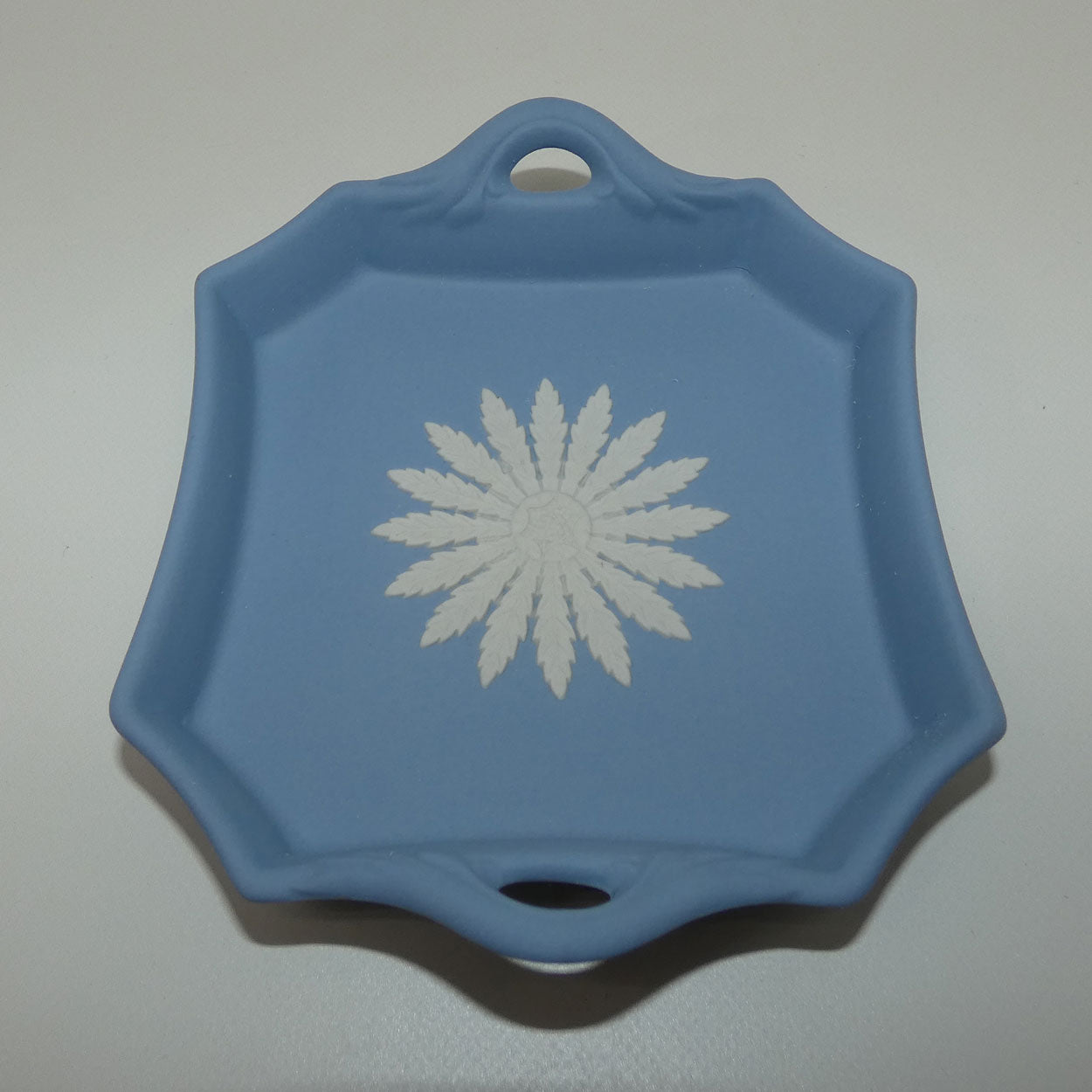 wedgwood-jasper-white-on-pale-blue-athens-handled-tray