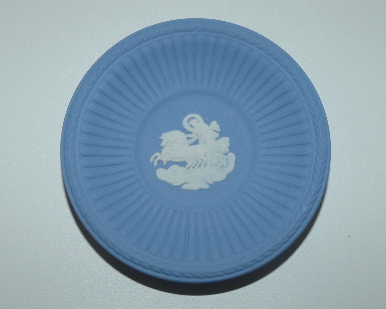 wedgwood-jasper-white-on-pale-blue-aurora-miniature-plate-7-5cm