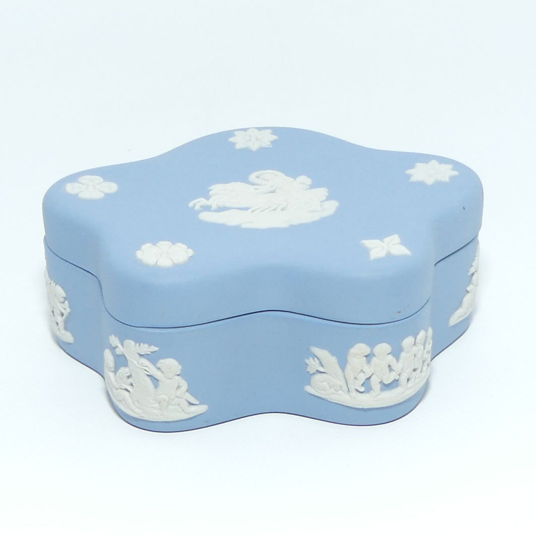 wedgwood-jasper-white-on-pale-blue-aurora-trinket-fancy-shape-2