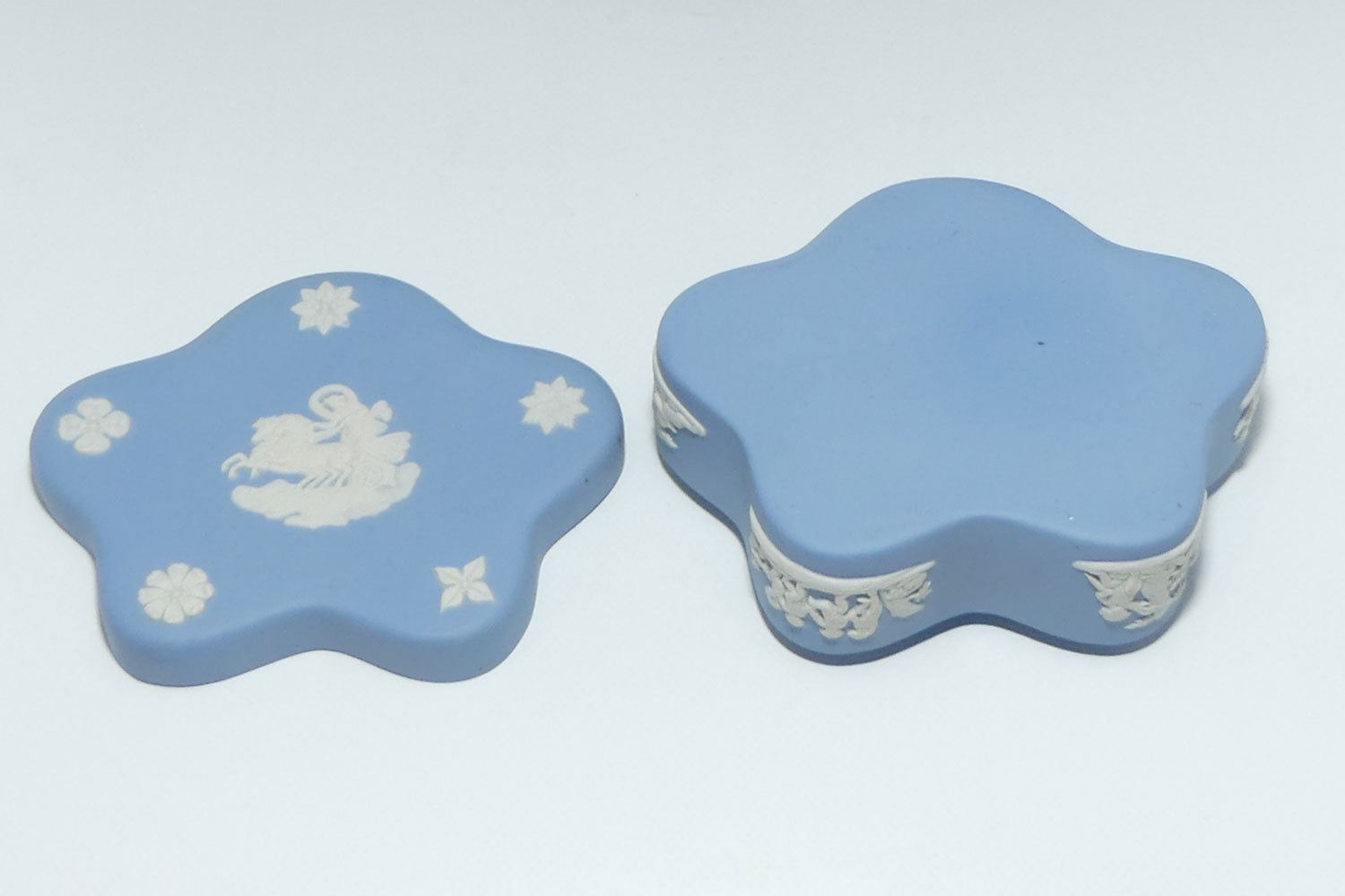 wedgwood-jasper-white-on-pale-blue-aurora-trinket-fancy-shape-2