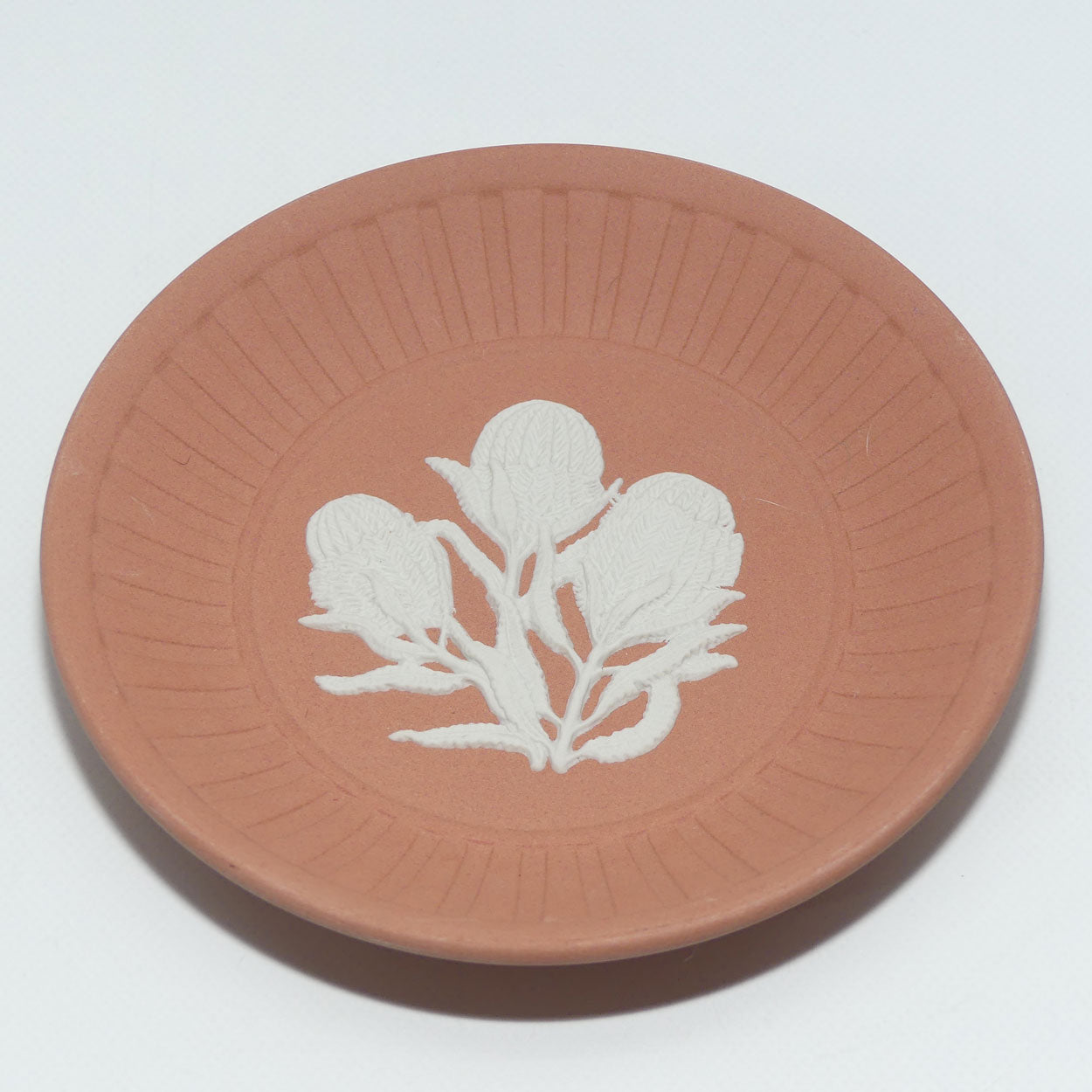 wedgwood-jasper-australian-native-flowers-firewheel-banksia-fluted-tray