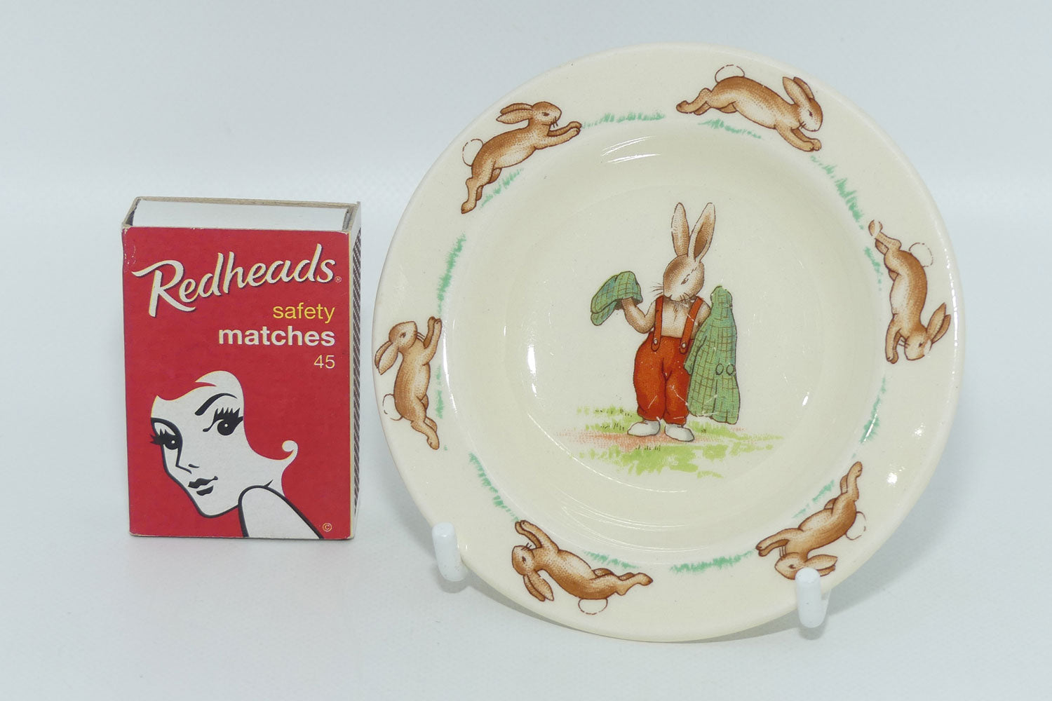 royal-doulton-bunnykins-tableware-holding-hat-and-coat-beaker-cover