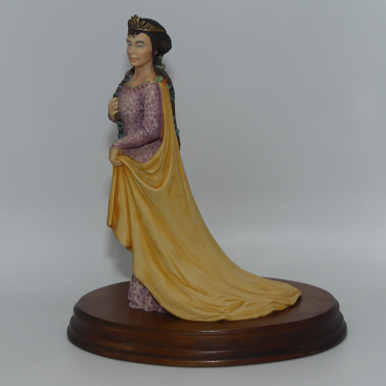 border-fine-arts-scotland-legend-of-king-arthur-figurine-ka02-guinevere