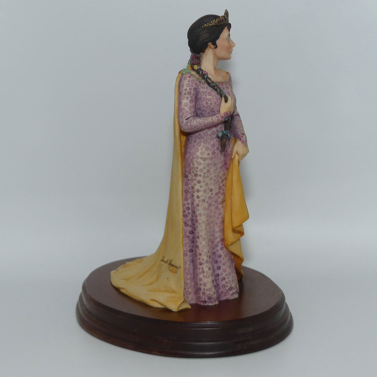 border-fine-arts-scotland-legend-of-king-arthur-figurine-ka02-guinevere