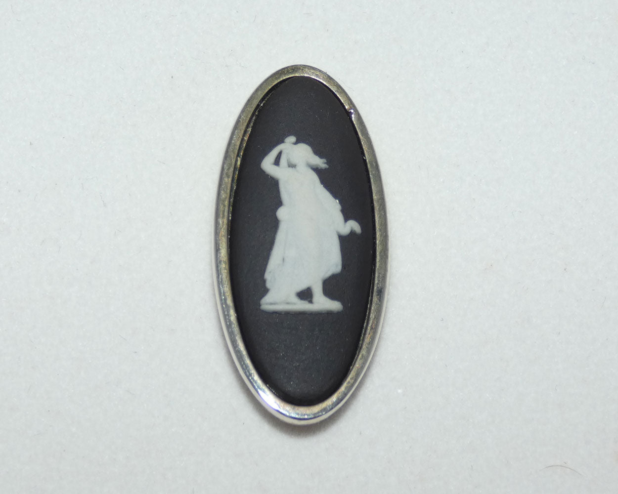 wedgwood-jasper-white-on-black-tie-pin-boxed