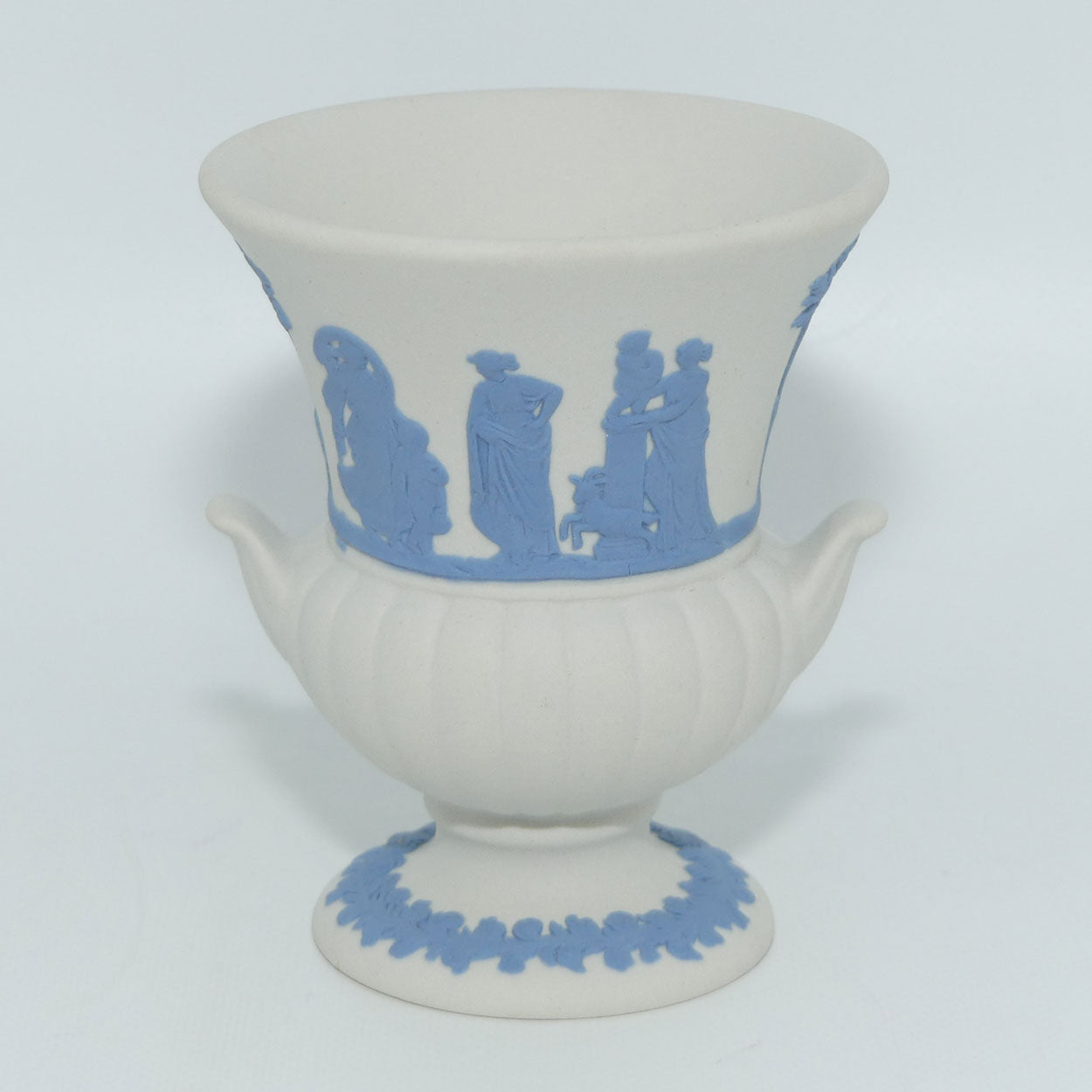 wedgwood-jasper-blue-on-white-campagna-vase-1