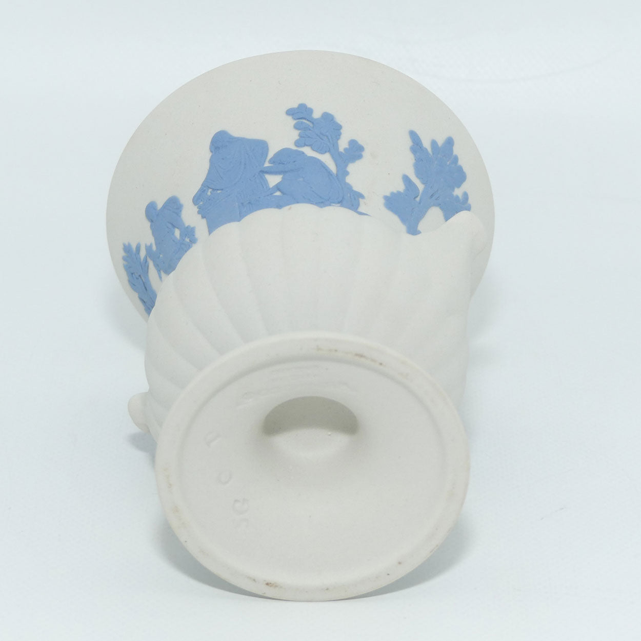 wedgwood-jasper-blue-on-white-campagna-vase-1