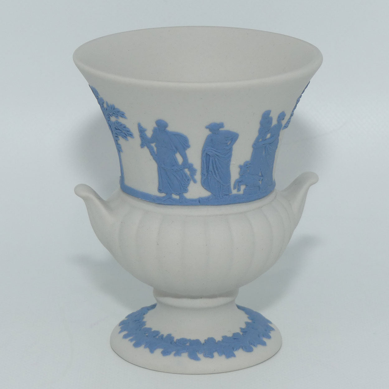 wedgwood-jasper-blue-on-white-campagna-vase-2
