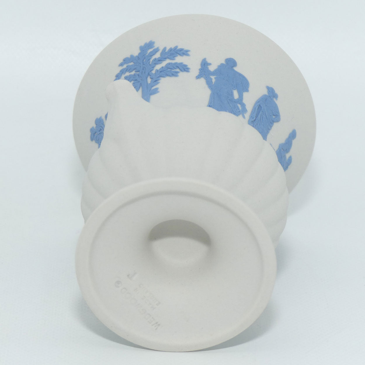 wedgwood-jasper-blue-on-white-campagna-vase-2