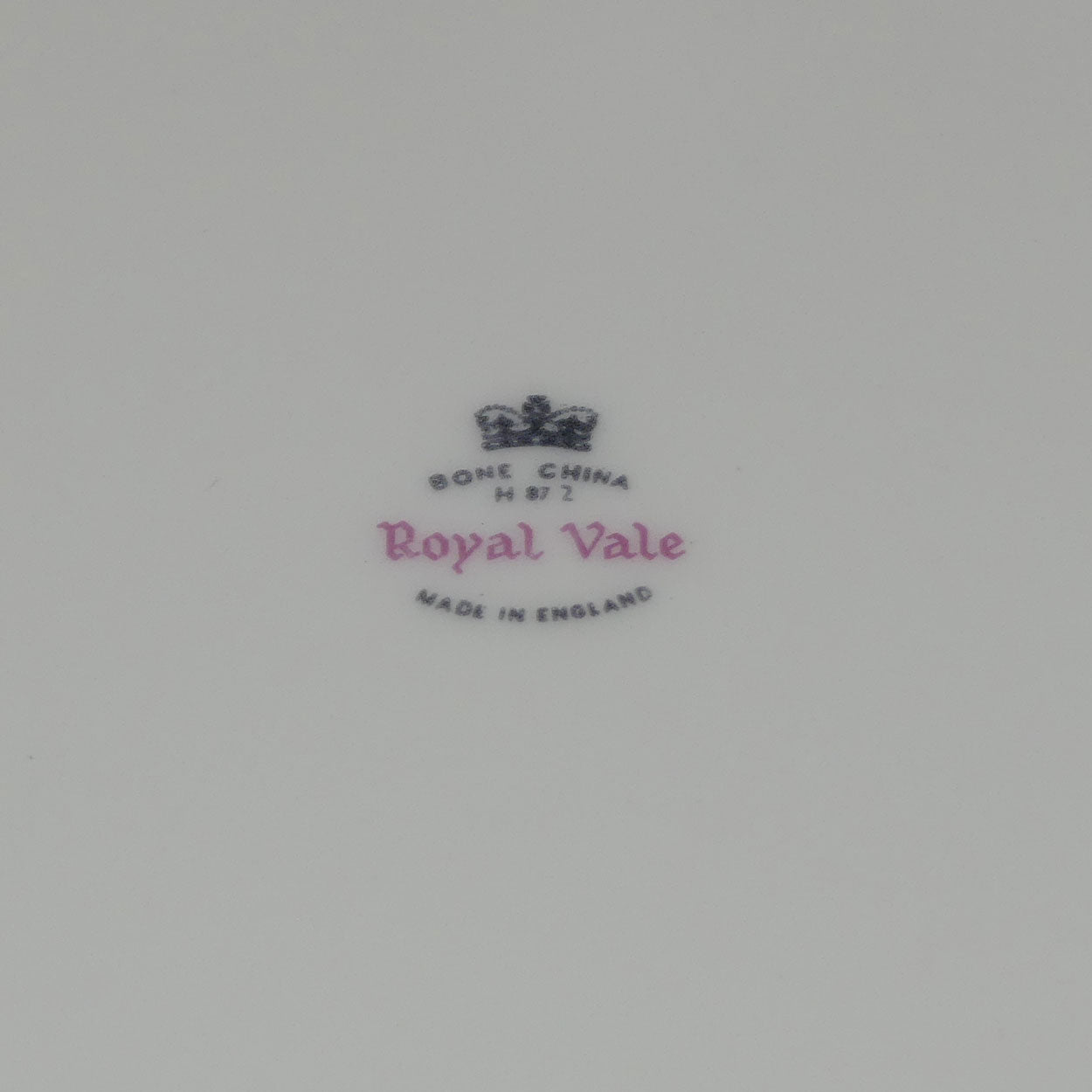 royal-vale-bone-china-cat-plate-signed-d-wallace