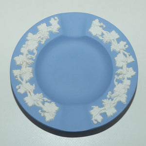 wedgwood-jasper-white-on-pale-blue-grape-and-vine-ashtray