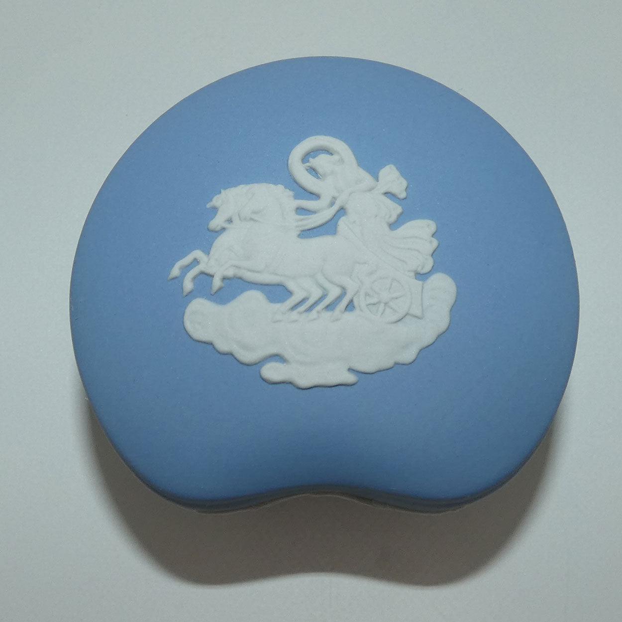 wedgwood-jasper-white-on-pale-blue-aurora-heart-shape-trinket