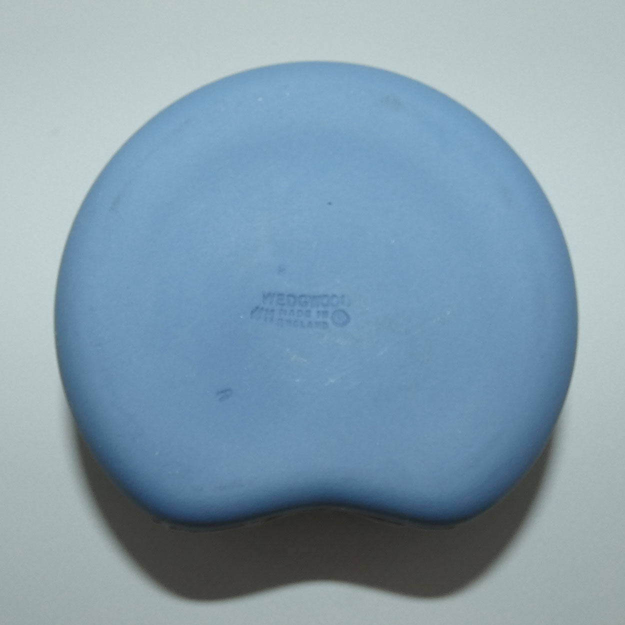 wedgwood-jasper-white-on-pale-blue-aurora-heart-shape-trinket