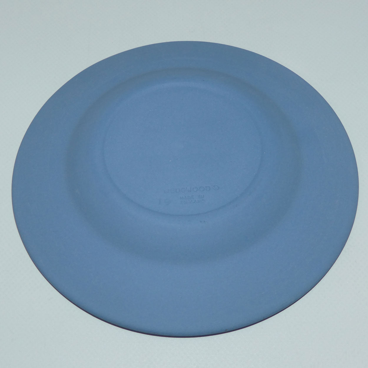 wedgwood-jasper-white-on-pale-blue-the-wedgwood-collectors-society-miniature-plate