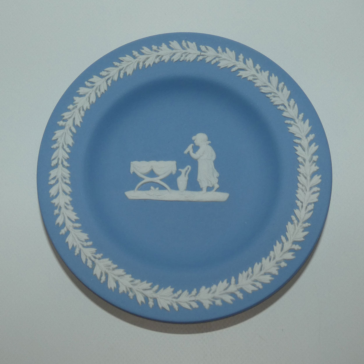 wedgwood-jasper-white-on-pale-blue-lady-templetown-miniature-plate