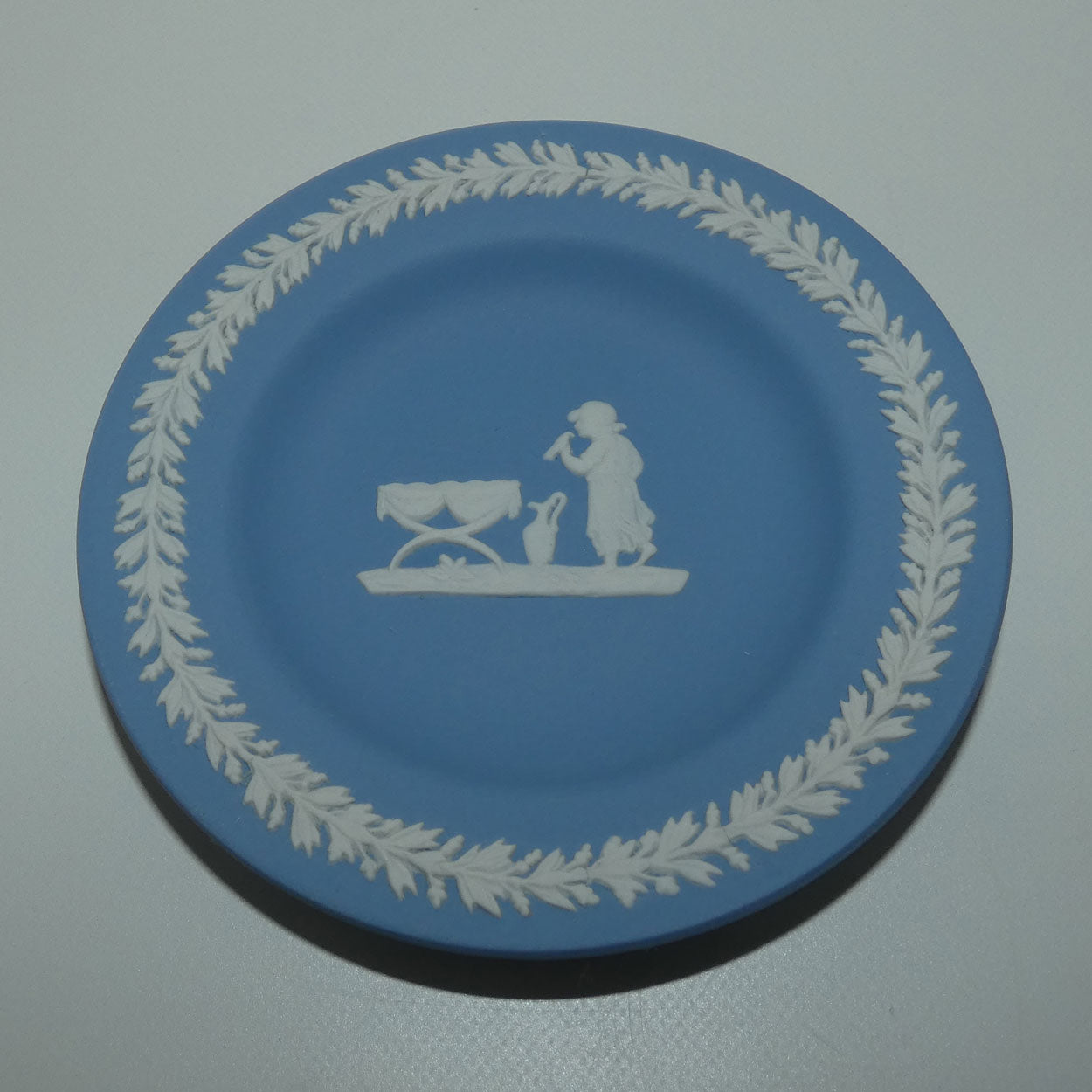 wedgwood-jasper-white-on-pale-blue-lady-templetown-miniature-plate