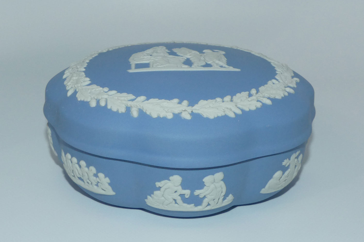 wedgwood-jasper-white-on-pale-blue-mythology-scene-large-trinket-box