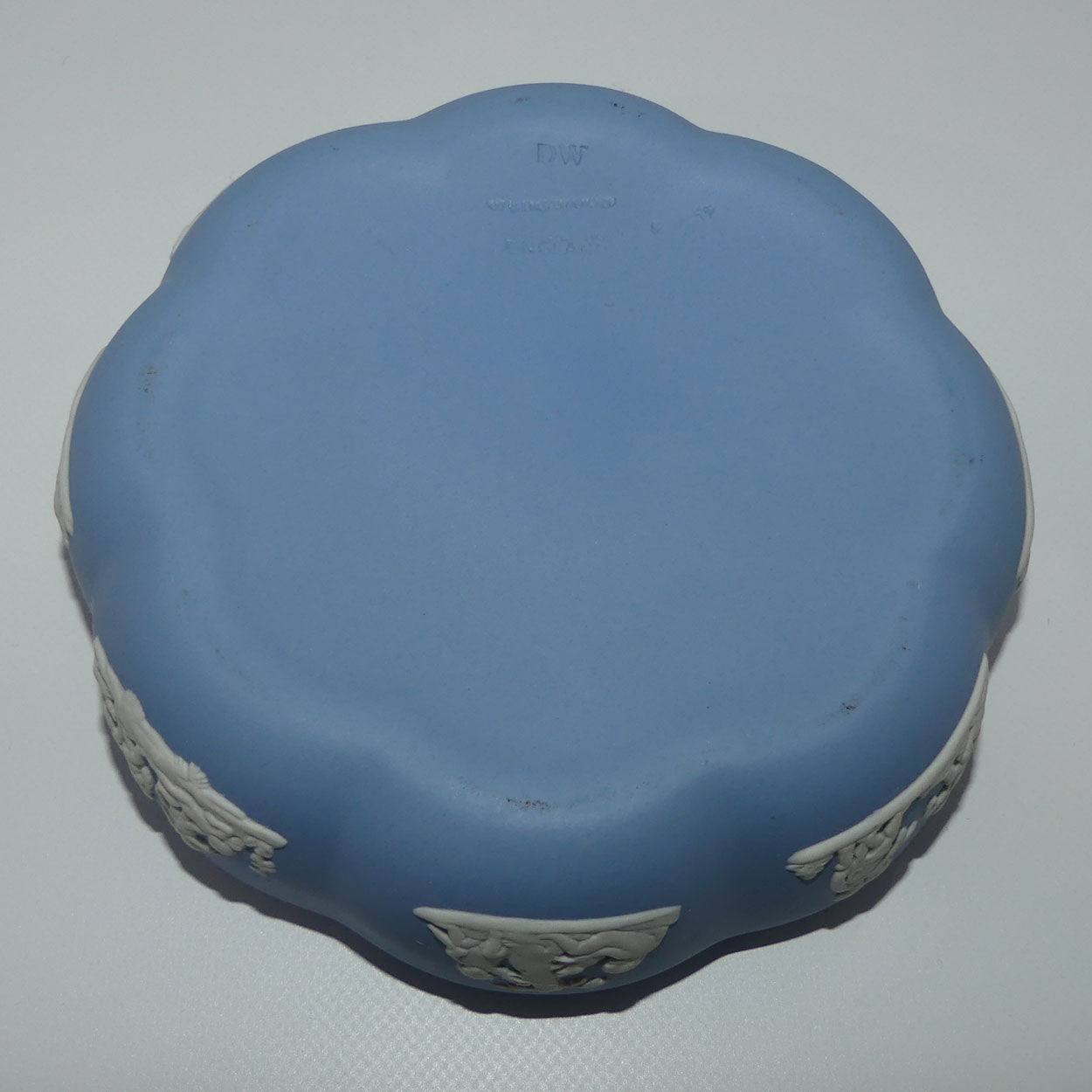 wedgwood-jasper-white-on-pale-blue-mythology-scene-large-trinket-box