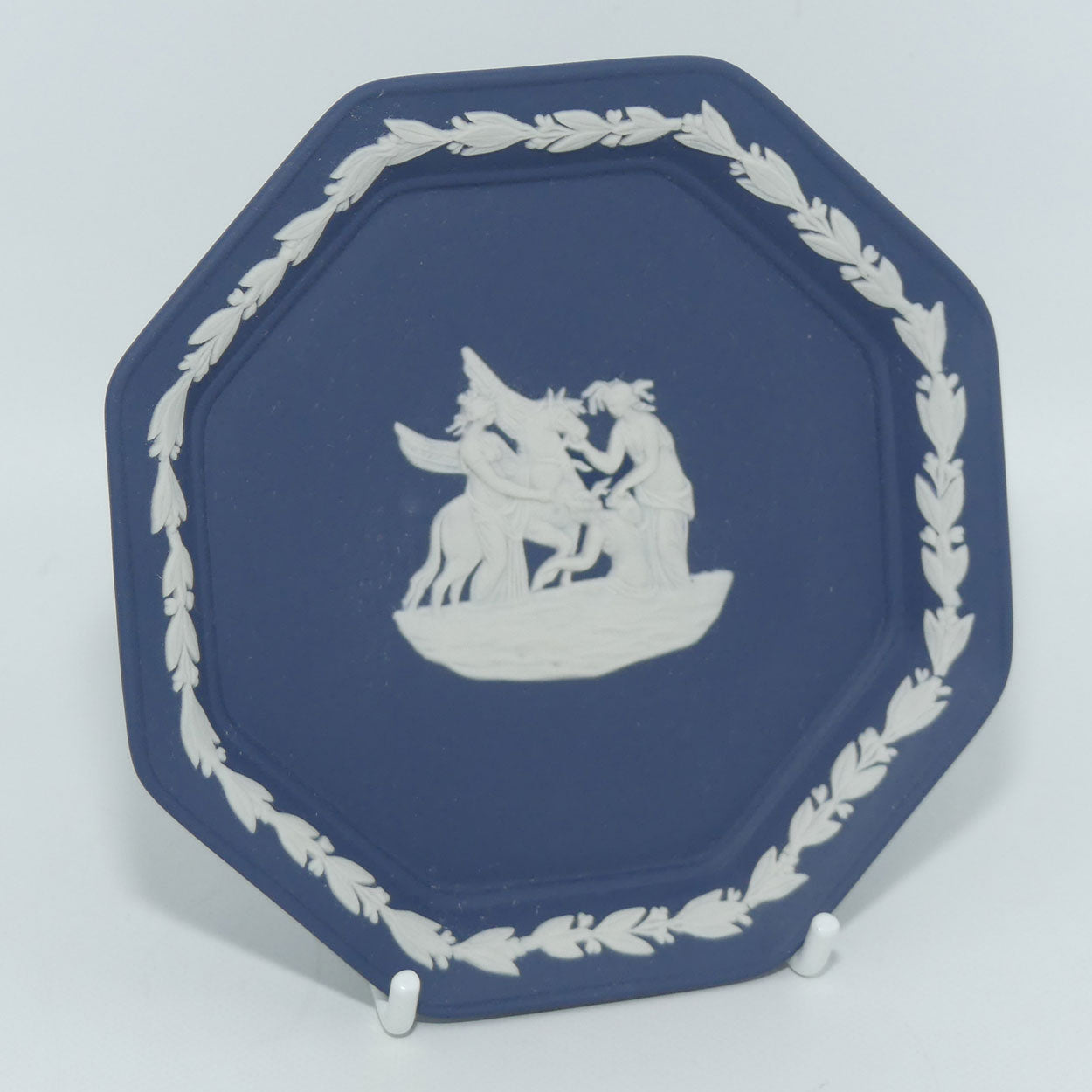wedgwood-jasper-white-on-portland-octagonal-tray-boxed