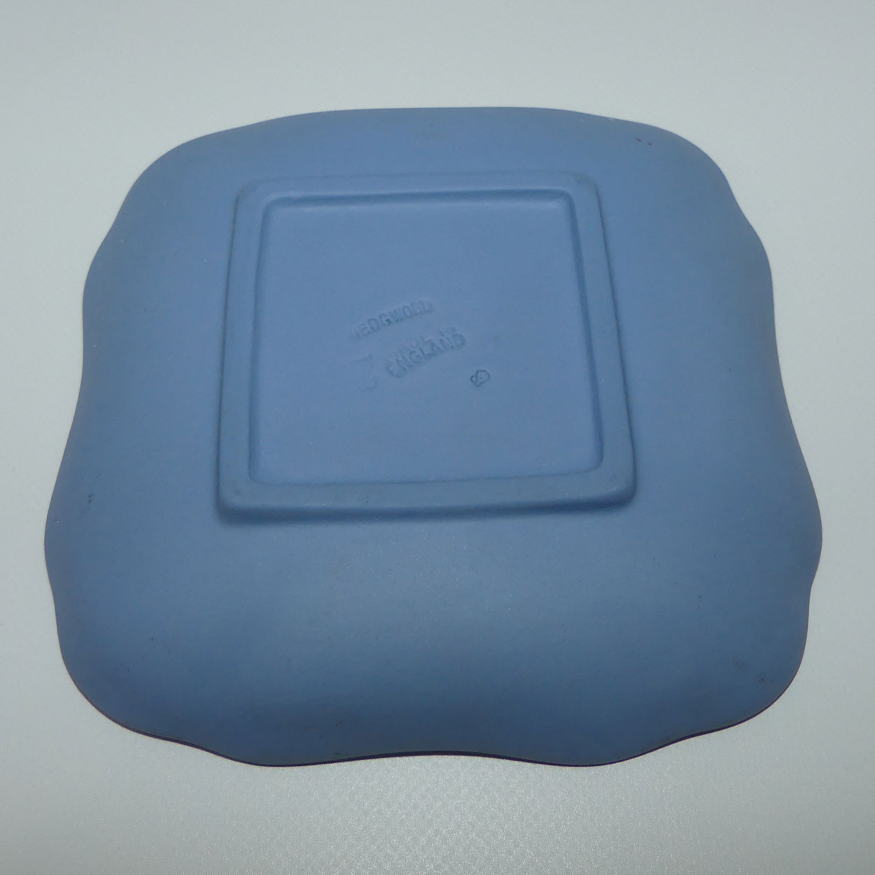 wedgwood-jasper-white-on-pale-blue-putti-square-dish