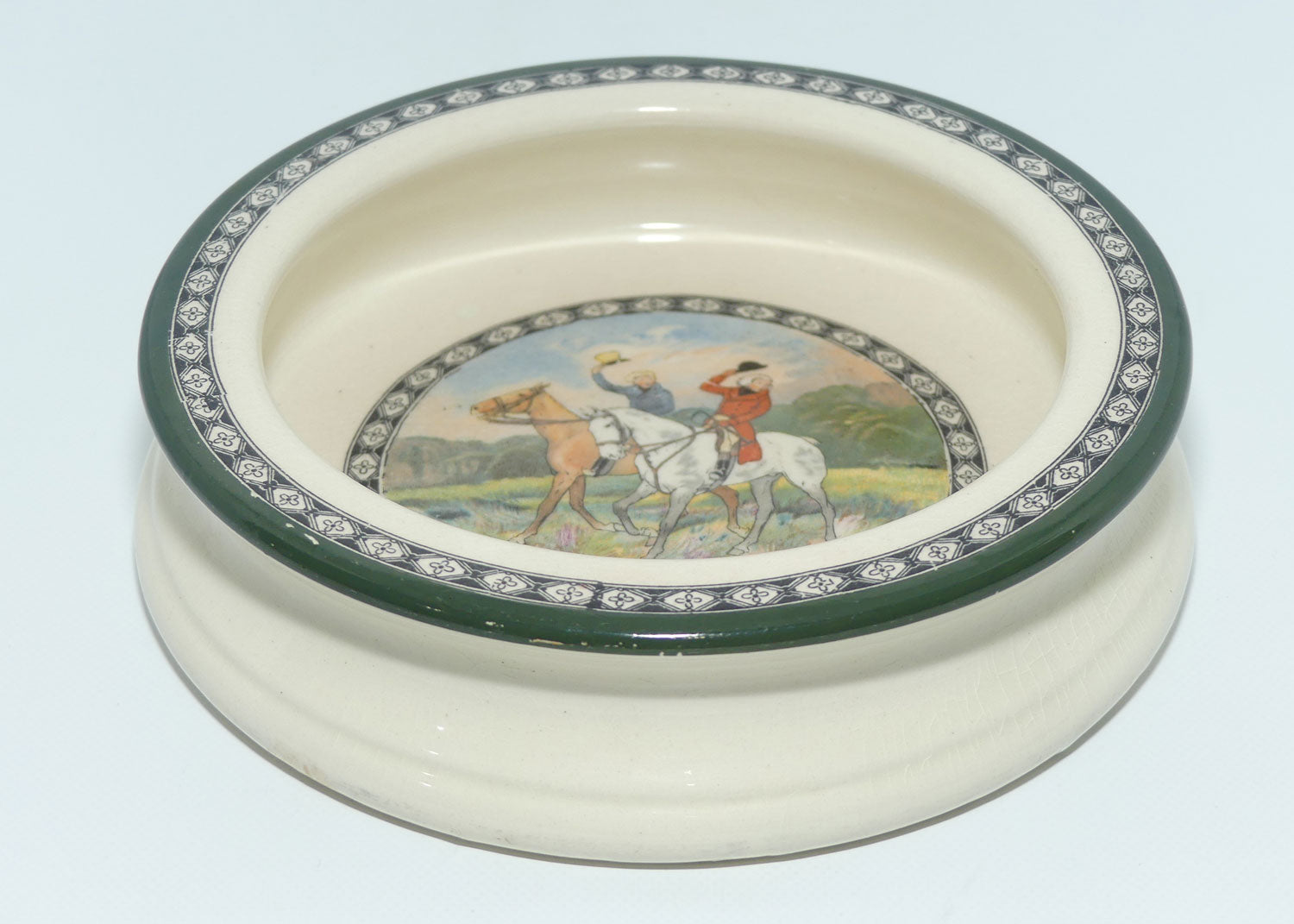 Royal Doulton Hunting | The Quorn Hunt baby plate D4468 | Scene 1 Two huntsmen, hats aloft | Issued 1924 - 1945