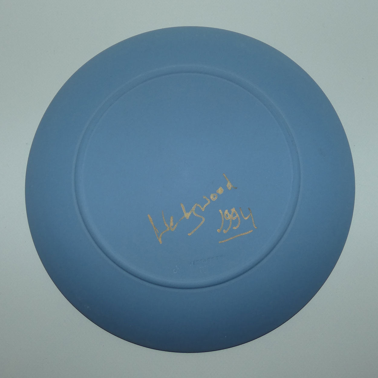 wedgwood-jasper-white-on-pale-blue-roman-scene-plate-signed