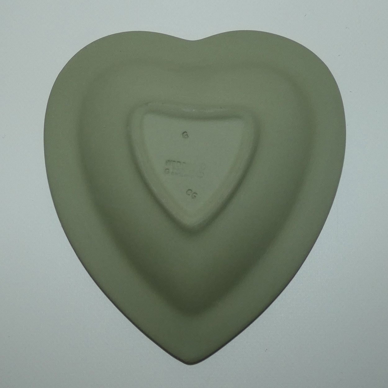 wedgwood-jasper-white-on-sage-green-maidens-heart-shaped-tray
