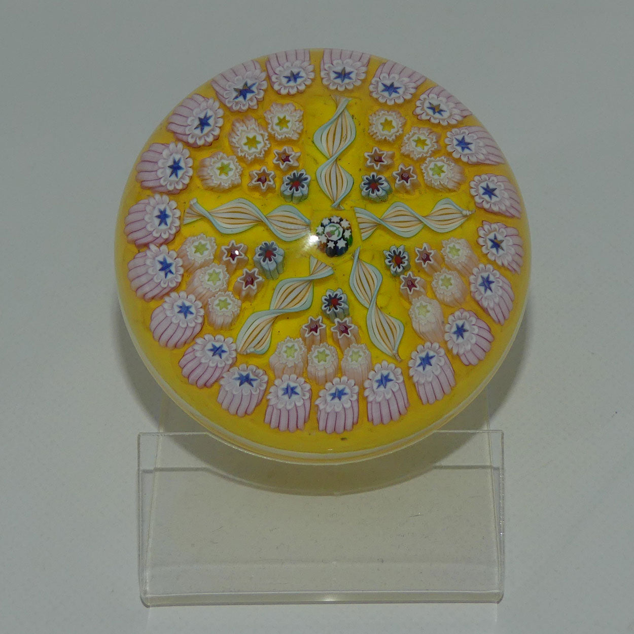 john-deacons-scotland-millefiori-5-spoke-small-paperweight-buttercup